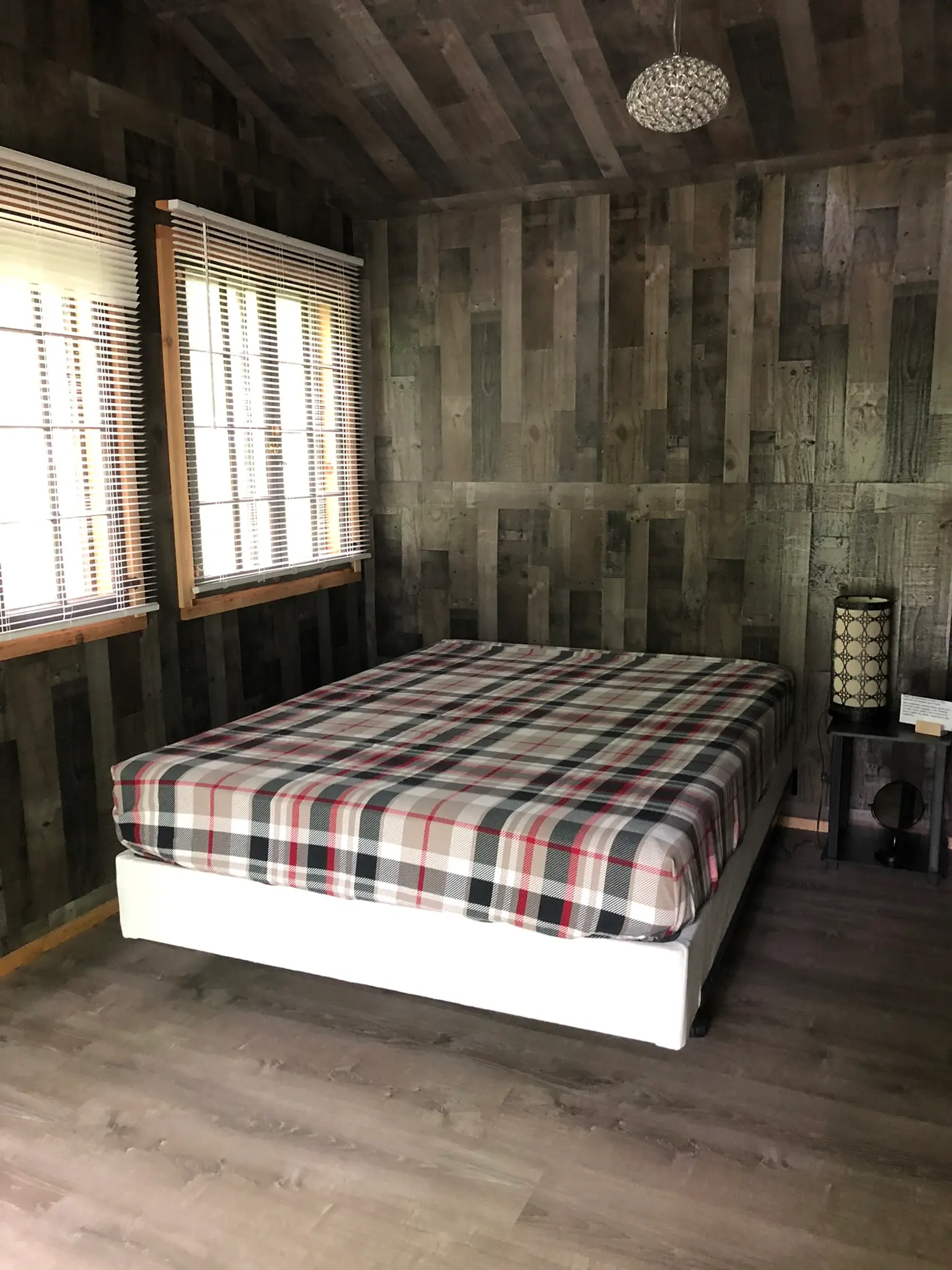 Glamping-Cabin-Bed-2022-1