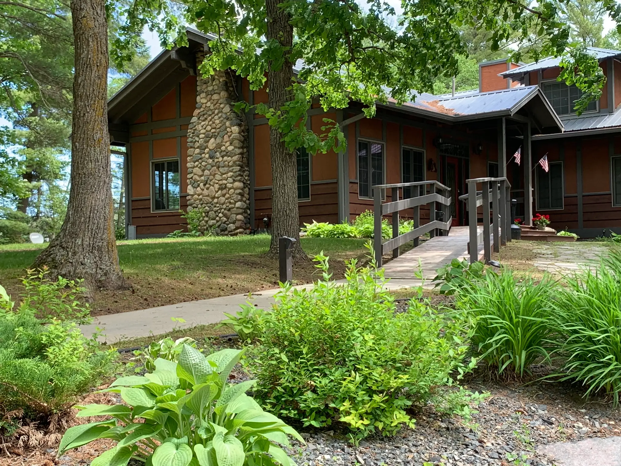 Lodge-w-ramp-and-plants